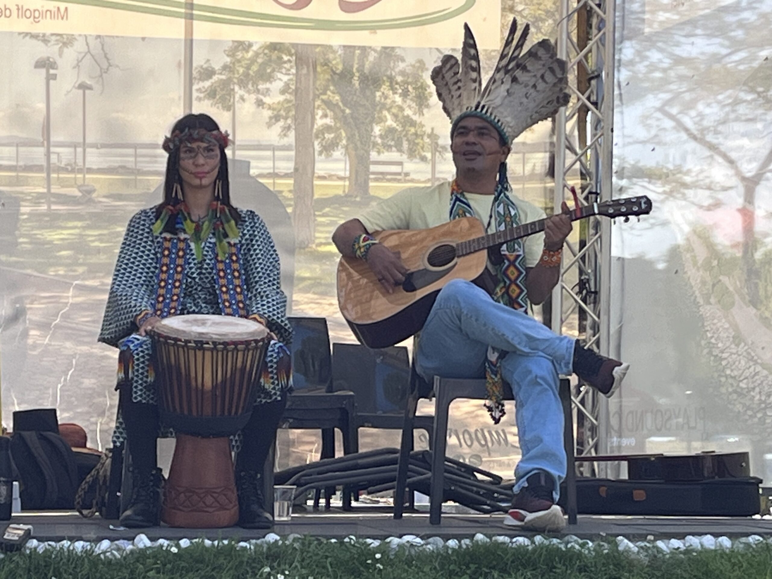 Concert de Puwe et Rosane Puyanawa au mini-golf de Neuchâtel